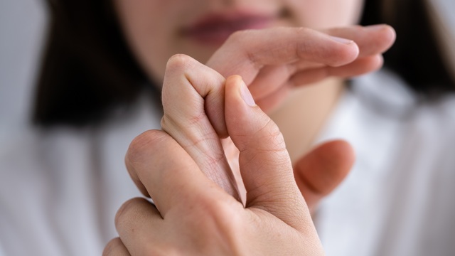 Parmak Çıtlatma Eklemlere Zarar Verir Mi? Doğru Bilinen Yanlışlar